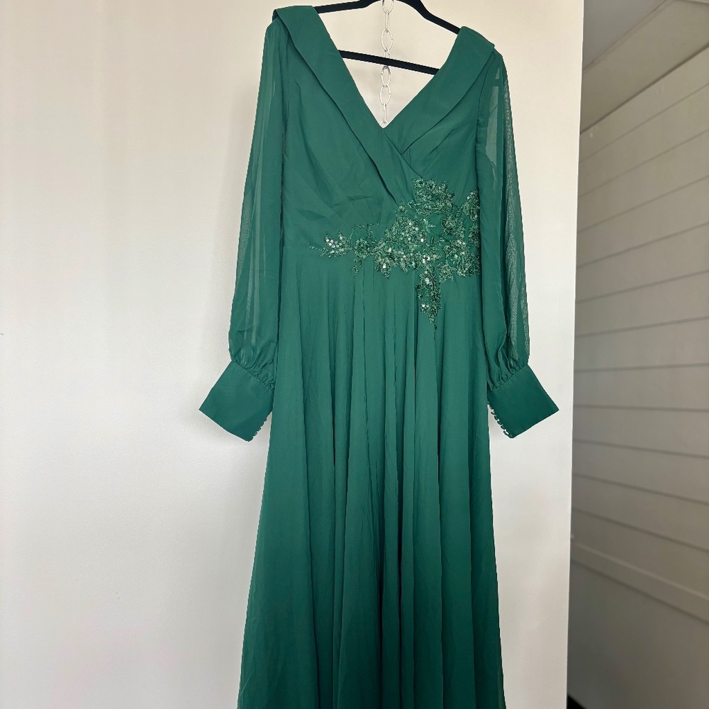Dark Green Mother of the Bride Dress – A-line Chiffon Gown with Beading (New)